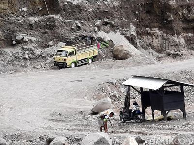 Penambang Pasir di Lereng Merapi Tetap Beraksi Disaat Siaga