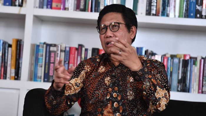 Menteri Desa, PDT, dan Transmigrasi Abdul Halim Iskandar berbincang dengan Komisaris Trans Corp Ishadi SK saat akan wawancara rubrik Blak-blakan di Kantor Redaksi Detik.com, Jakarta, Kamis (12/11/2020). Gus Menteri memaparkan manfaat dana desa untuk pertumbuhan ekonomi dan peningkatan SDM, serta upaya mewujudkan tujuan pembangunan nasional berkelanjutan melalui Sustainable Development Goals (SDGs) Desa.