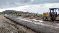Saat ini, proses pengerasan lapisan aspal juga sudah dilakukan. Progresnya sudah mencapai 23,77% untuk laposan atas. (Dok. MGPA)