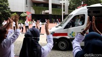 Kegiatan tepuk tangan tersebut dilakukan sebagai bentuk apresiasi kepada para tenaga kesehatan dan juga masyarakat yang melaksanakan protokol kesehatan untuk mengantisipasi penyebaran virus Corona.