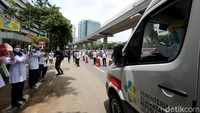 Menkes Terawan bersama para pegawai Kementerian Kesehatan melakukan gerakan tepuk tangan dalam peringatan Hari Kesehatan Nasional.