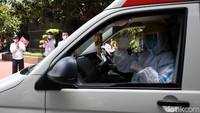 Gerakan tepuk tangan tersebut pun dilakukan sebagai bentuk apresiasi kepada para tenaga kesehatan dan non tenaga kesehatan yang menjadi garda terdepan dalam upaya penanganan penyebaran virus Corona di Indonesia.