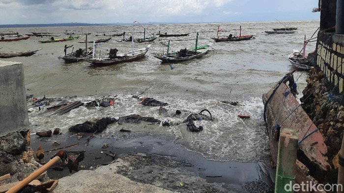 Ombak mengamuk di pesisir Kenjeran Surabaya. Air masuk perkampungan dengan ketinggian 50 cm dan ada yang sampai menyentuh atap rumah.