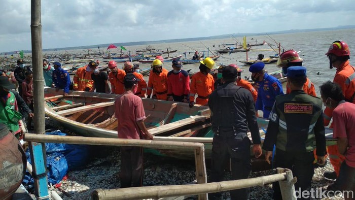 Pesisir Kenjeran Surabaya diterjang ombak besar dan angin kencang. Total ada 23 perahu yang rusak parah dan 36 rusak ringan.