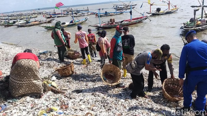Pesisir Kenjeran Surabaya diterjang ombak besar dan angin kencang. Total ada 23 perahu yang rusak parah dan 36 rusak ringan.