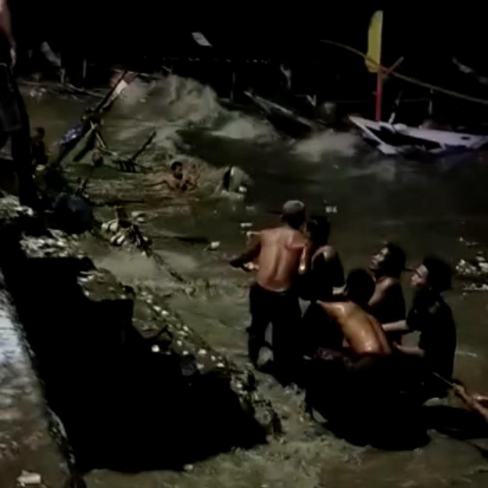 Ombak mengamuk di pesisir Kenjeran Surabaya. Air sampai masuk ke rumah warga dan banyak perahu yang rusak.