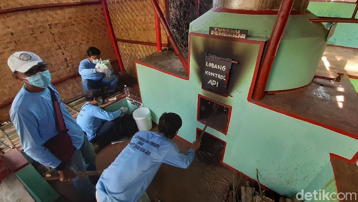 Pakai Jurus Ini, Eks Napi Nggak Perlu Waswas soal Isi Kocek Para Napi program asimilasi diberdayakan di rumah penyulingan sereh wangi di Desa Kedungrandu, Patikraja, Banyumas. Mereka memproduksi minyak Atsiri.