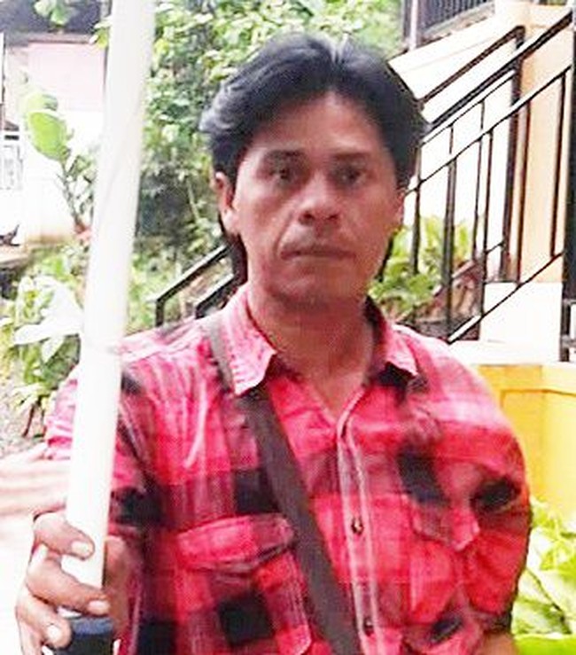 Nggak cuma viral karena mirip artis Indonesia, pria yang satu ini viral karena disebut mirip dengan salah satu bintang Bollywood, Shah Rukh Khan. Bagaimana menurutmu, mirip nggak nih? Foto: Twitter/@DokterPetot