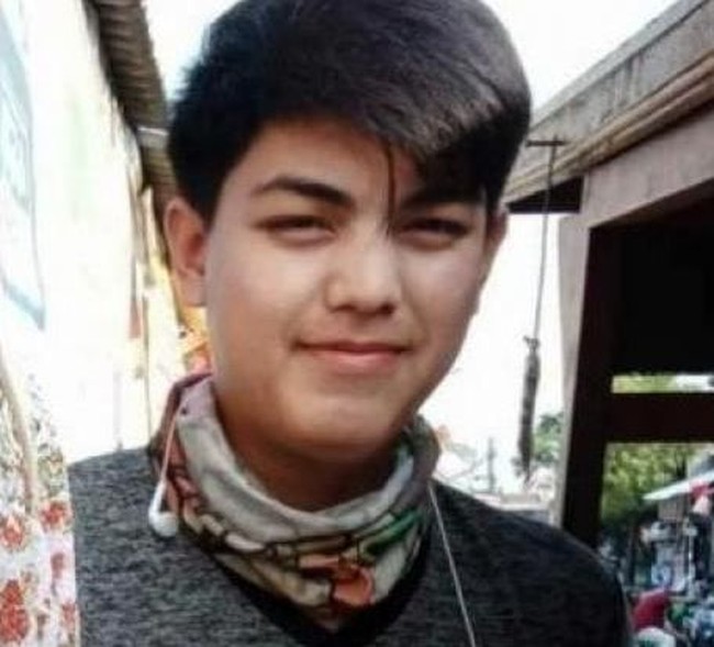 Bisa tebak pedagang yang satu ini wajahnya mirip siapa? Pedagang pria ini sempat viral setelah disebut-sebut memiliki kemiripan dengan pesinetron Aliando Syarief. Fotonya kemudian ramai diperbincangkan setelah diunggah oleh akun bernama Tio Russ di Facebook. Foto: Facebook/Tio Russ