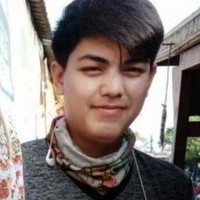 Bisa tebak pedagang yang satu ini wajahnya mirip siapa? Pedagang pria ini sempat viral setelah disebut-sebut memiliki kemiripan dengan pesinetron Aliando Syarief. Fotonya kemudian ramai diperbincangkan setelah diunggah oleh akun bernama Tio Russ di Facebook. Foto: Facebook/Tio Russ