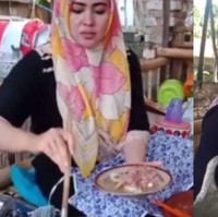 Kalau pedagang rujak asal Madura ini disebut mirip dengan Syahrini. Karena kemiripannya itu, banyak pembeli yang datang karena penasaran dan ingin bertemu langsung dengannya. Foto: Instagram/@sumenepfoodie