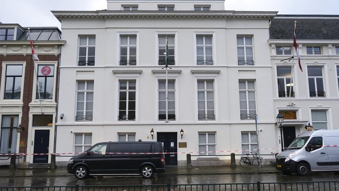 Gedung Kedubes Arab Saudi di Den Haagm Belanda, ditembaki pelaku tak dikenal. Kepolisian setempat pun tengah menyelidiki insiden tersebut. Berikut penampakannya
