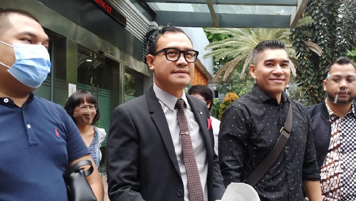 Pengacara Korban Jouska mendampingi beberapa nasabah Jouska ke kantor Polisi