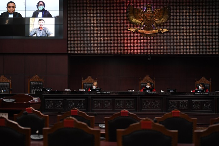 Hakim Mahkamah Konstitusi Arief Hidayat (tengah), Wahiduddin Adams (kiri) dan Manahan MP Sitompul (kanan) memimpin sidang pengujian formil UU Cipta Kerja di Gedung Mahkamah Konstitusi, Jakarta, Kamis (12/11/2020). MK menggelar sidang pengujian formil atas dugaan pelanggaran asas formil dalam pembentukan Undang-Undang Nomor 11 Tahun 2020 tentang Cipta Kerja yang diajukan oleh Gerakan Masyarakat Pejuang Hak Konstitusi (GMPHK). ANTARA FOTO/Puspa Perwitasari/nz