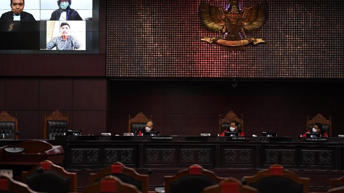 Hakim Mahkamah Konstitusi Arief Hidayat (tengah), Wahiduddin Adams (kiri) dan Manahan MP Sitompul (kanan) memimpin sidang pengujian formil UU Cipta Kerja di Gedung Mahkamah Konstitusi, Jakarta, Kamis (12/11/2020). MK menggelar sidang pengujian formil atas dugaan pelanggaran asas formil dalam pembentukan Undang-Undang Nomor 11 Tahun 2020 tentang Cipta Kerja yang diajukan oleh Gerakan Masyarakat Pejuang Hak Konstitusi (GMPHK). ANTARA FOTO/Puspa Perwitasari/nz