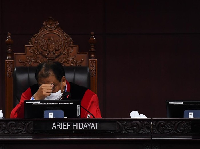 Hakim Mahkamah Konstitusi Arief Hidayat (tengah), Wahiduddin Adams (kiri) dan Manahan MP Sitompul (kanan) memimpin sidang pengujian formil UU Cipta Kerja di Gedung Mahkamah Konstitusi, Jakarta, Kamis (12/11/2020). MK menggelar sidang pengujian formil atas dugaan pelanggaran asas formil dalam pembentukan Undang-Undang Nomor 11 Tahun 2020 tentang Cipta Kerja yang diajukan oleh Gerakan Masyarakat Pejuang Hak Konstitusi (GMPHK). ANTARA FOTO/Puspa Perwitasari/nz