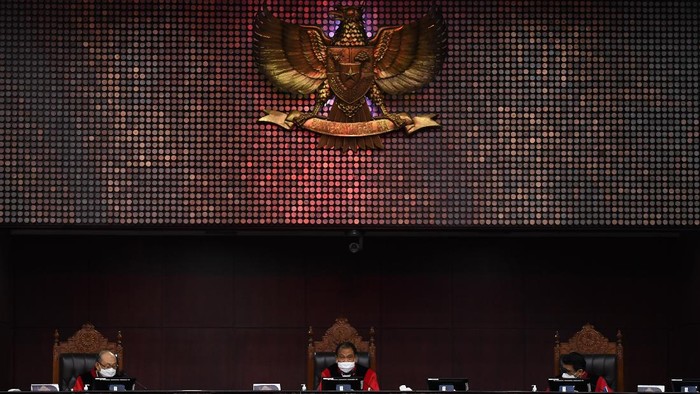 Hakim Mahkamah Konstitusi Arief Hidayat (tengah), Wahiduddin Adams (kiri) dan Manahan MP Sitompul (kanan) memimpin sidang pengujian formil UU Cipta Kerja di Gedung Mahkamah Konstitusi, Jakarta, Kamis (12/11/2020). MK menggelar sidang pengujian formil atas dugaan pelanggaran asas formil dalam pembentukan Undang-Undang Nomor 11 Tahun 2020 tentang Cipta Kerja yang diajukan oleh Gerakan Masyarakat Pejuang Hak Konstitusi (GMPHK). ANTARA FOTO/Puspa Perwitasari/nz