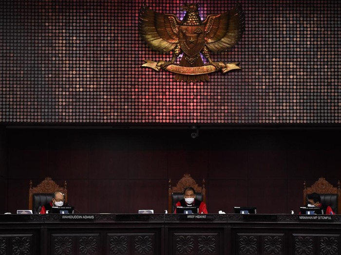 Hakim Mahkamah Konstitusi Arief Hidayat (tengah), Wahiduddin Adams (kiri) dan Manahan MP Sitompul (kanan) memimpin sidang pengujian formil UU Cipta Kerja di Gedung Mahkamah Konstitusi, Jakarta, Kamis (12/11/2020). MK menggelar sidang pengujian formil atas dugaan pelanggaran asas formil dalam pembentukan Undang-Undang Nomor 11 Tahun 2020 tentang Cipta Kerja yang diajukan oleh Gerakan Masyarakat Pejuang Hak Konstitusi (GMPHK). ANTARA FOTO/Puspa Perwitasari/nz