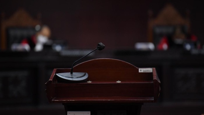 Hakim Mahkamah Konstitusi Arief Hidayat (tengah), Wahiduddin Adams (kiri) dan Manahan MP Sitompul (kanan) memimpin sidang pengujian formil UU Cipta Kerja di Gedung Mahkamah Konstitusi, Jakarta, Kamis (12/11/2020). MK menggelar sidang pengujian formil atas dugaan pelanggaran asas formil dalam pembentukan Undang-Undang Nomor 11 Tahun 2020 tentang Cipta Kerja yang diajukan oleh Gerakan Masyarakat Pejuang Hak Konstitusi (GMPHK). ANTARA FOTO/Puspa Perwitasari/nz