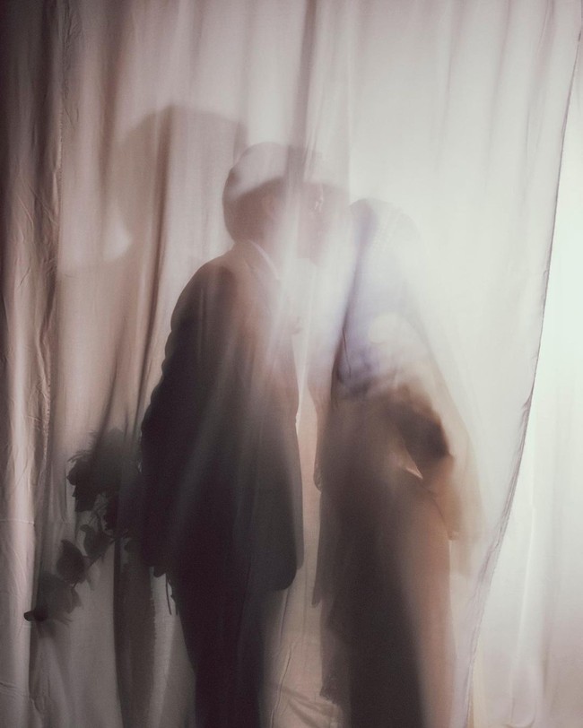 Foto lain memperlihatkan Sherina mencium suaminya di balik tirai. (Foto: Instagram/@sherinasinna)