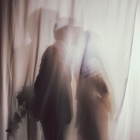 Foto lain memperlihatkan Sherina mencium suaminya di balik tirai. (Foto: Instagram/@sherinasinna)