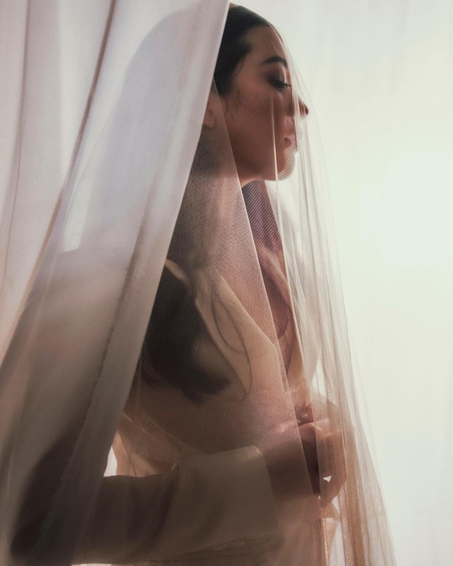 Sherina lalu menyempurnakan gayanya dengan veil berwarna senada. (Foto: Instagram/@sherinasinna)