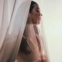 Sherina lalu menyempurnakan gayanya dengan veil berwarna senada. (Foto: Instagram/@sherinasinna)