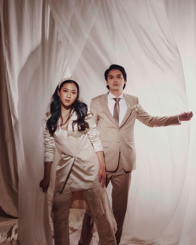 Alih-alih gaun panjang yang mengembang seperti yang dipakai pengantin kebanyakan, Sherina memilih sesuatu yang lebih praktis dan nyaman. Celana panjang jadi andalan. (Foto: Instagram/@sherinasinna)