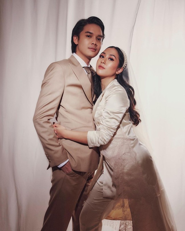 Sepekan setelah menikah, Sherina akhirnya membagikan lebih banyak foto momen bahagianya bersama Baskara. Tak cuma pamer kemesraan, foto-foto tersebut memperlihatkan lebih dekat gaya unik sang mempelai wanita. (Foto: Instagram/@sherinasinna)