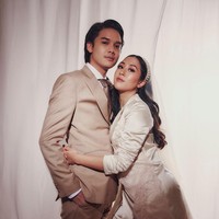 Sepekan setelah menikah, Sherina akhirnya membagikan lebih banyak foto momen bahagianya bersama Baskara. Tak cuma pamer kemesraan, foto-foto tersebut memperlihatkan lebih dekat gaya unik sang mempelai wanita. (Foto: Instagram/@sherinasinna)