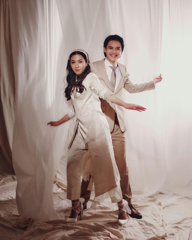 Celana panjang tersebut menjadi pelengkap dari blazer satin sebagai atasan. Gayanya pun terasa serasi dengan Baskara. (Foto: Instagram/@sherinasinna)