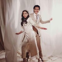 Celana panjang tersebut menjadi pelengkap dari blazer satin sebagai atasan. Gayanya pun terasa serasi dengan Baskara. (Foto: Instagram/@sherinasinna)