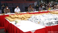 Kapolda Metro Jaya Irjen Nana Sudjana menunjukan barang bukti narkoba yang akan dimusnahkan.