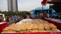 Adapun, barang bukti yang dimusnahkan yakni 190 kg sabu, 9.300 butir ekstasi, 572 butir Happy Five (H4), 193 butir obat-obatan berbahaya, 265 kg ganja, 18,6 kg tembakau gorilla dan 18,51 gram bubuk ekstasi.