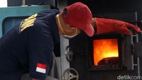 Barang haram tersebut dimusnahkan dengan cara dibakar.