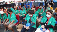 Para tersangka turut dihadirkan dalam jumpa pers tersebut.