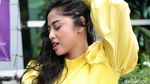Pose Menggoda! Dewi Perssik Julurkan Lidah