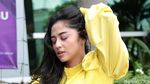 Pose Menggoda! Dewi Perssik Julurkan Lidah