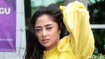 Pose Menggoda! Dewi Perssik Julurkan Lidah