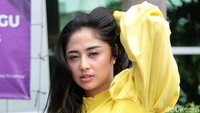 Pose menggoda Dewi Perssik. (Foto: Noel/detikcom)