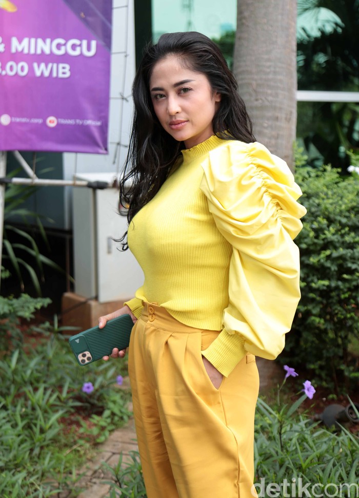 Pose Dewi Persik Julurkan Lidah Pose Dewi Persik Julurkan Lidah