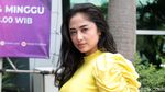 Pose Menggoda! Dewi Perssik Julurkan Lidah