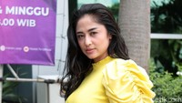 Dewi Perssik tampak mencolok dengan busana kuning yang dikenakannya. (Foto: Noel/detikcom)