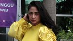 Pose Menggoda! Dewi Perssik Julurkan Lidah