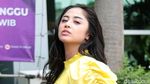 Pose Menggoda! Dewi Perssik Julurkan Lidah