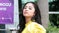 Dipotret di Gedung Trans TV, Dewi Perssik iseng mengeluarkan pose menggoda. (Foto: Noel/detikcom)  
