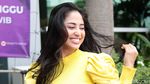 Pose Menggoda! Dewi Perssik Julurkan Lidah