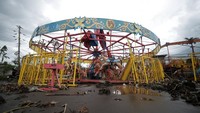 Di kawasan Provinsi Albay, Filipina, terjangan Topan Vamco membuat sebuah wahanan bermain rusak berat. AP Photo/John Michael Magdasoc.