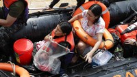 Topan tersebut juga mengakibatkan banjir di sejumlah wilayah, salah satunya di area Marikina, Filipina. AP Photo/Aaron Favila.