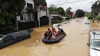 Satu per satu warga yang terdampak banjir akibat Topan Vamco dievakuasi dengan menggunakan perahu. AP Photo/Aaron Favila.